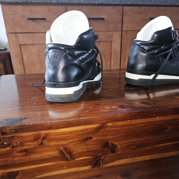 Louis Vuitton Sneakers - Picture 2 of 3